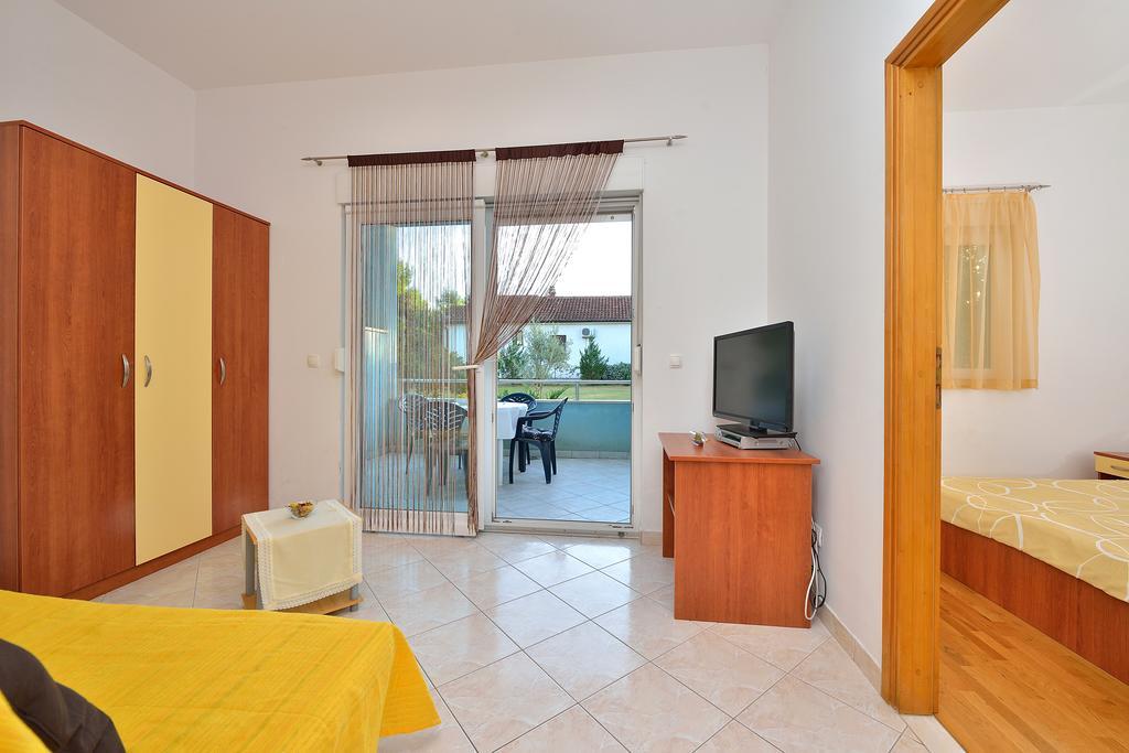 Sara Apartments Petrcane Room photo
